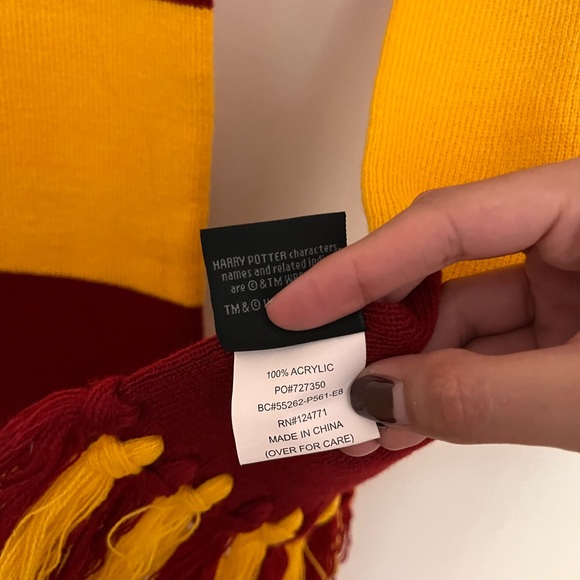 Gryffindor Harry Potter Scarf - Picture 5 of 6